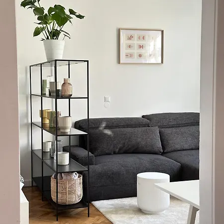 Point Apartment *